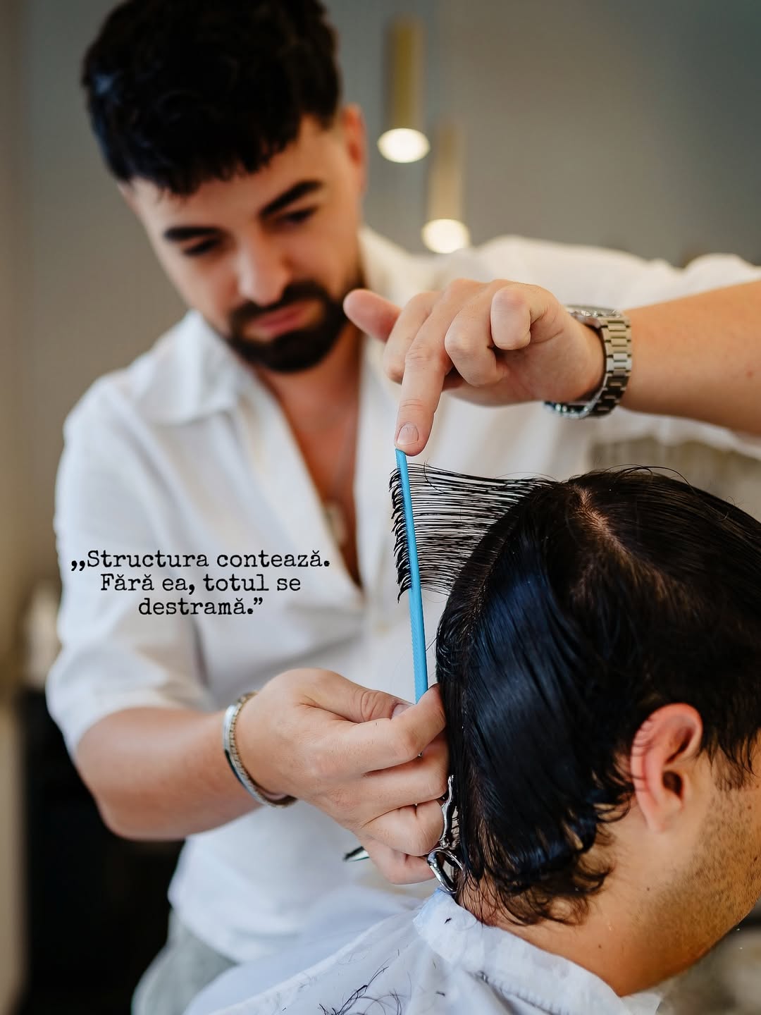 Alex Tănase în timpul unei sesiuni de lucru în salon