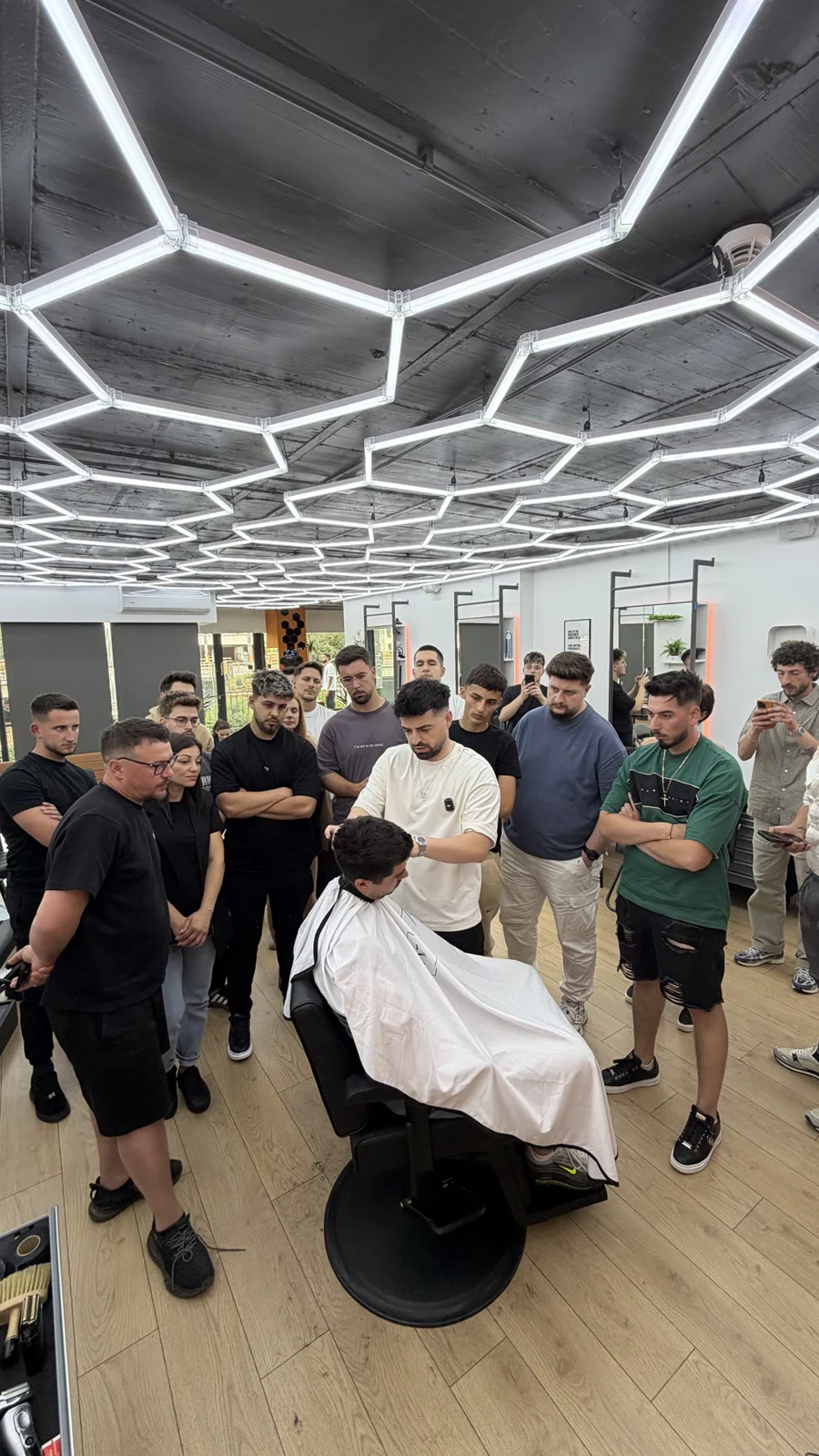 Observație în salon la Fhabric Academy, Cluj-Napoca — cursanți urmărind un serviciu complet de frizerie