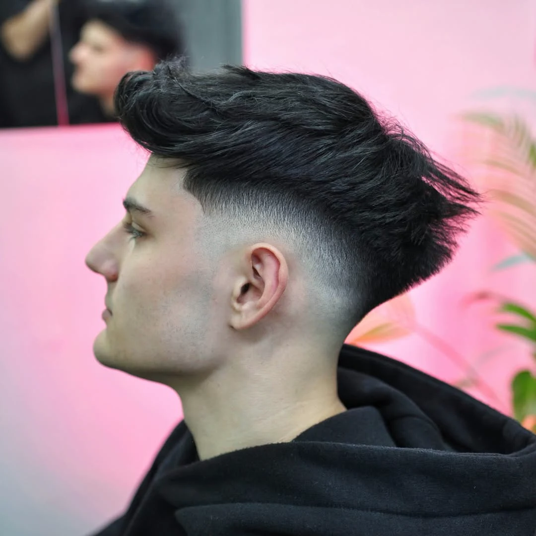 Tunsoare quiff cu fade și volum controlat