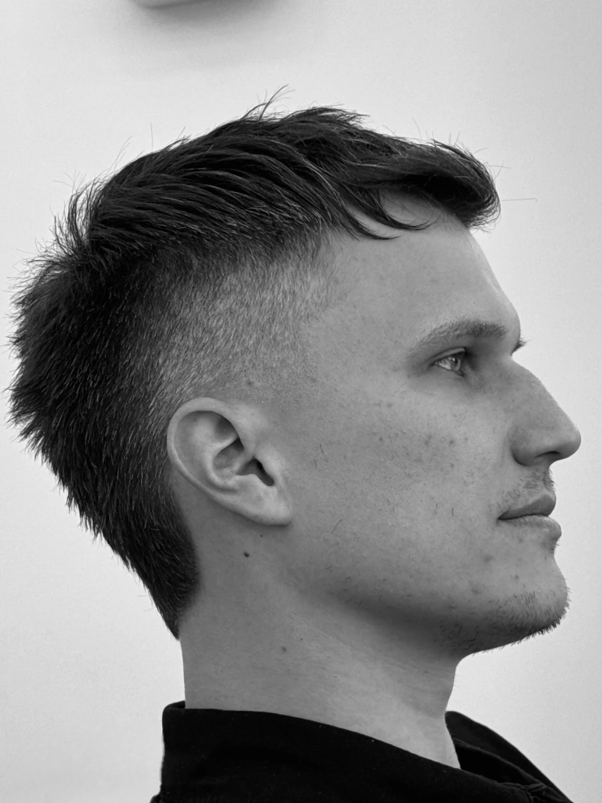 Lucrare Ștefan Jicarean — tunsoare clasică cu tranziție fade, profil alb-negru